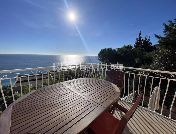 En exclusivité trois pièces avec spacieuse terrasse, magnifique vue mer panoramique et parking