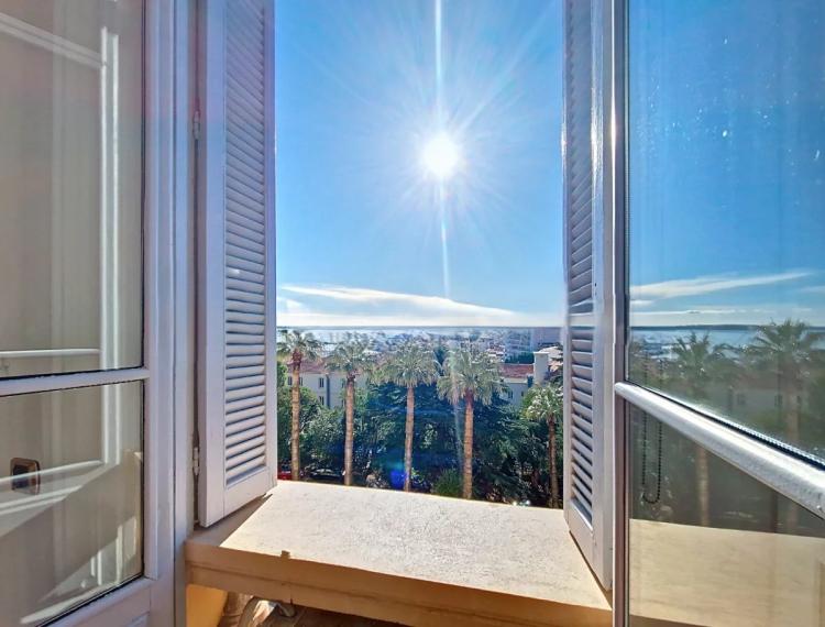 CANNES – VUE MER ÉPOUSTOUFLANTE • GRAND T2/3 • RÉSIDENCE BOURGEOISE FIN XIXe DANS UN PARC REMARQUABLE