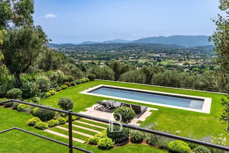 PROCHE MOUGINS – PROPRIÉTÉ D’EXCEPTION – VUE MER