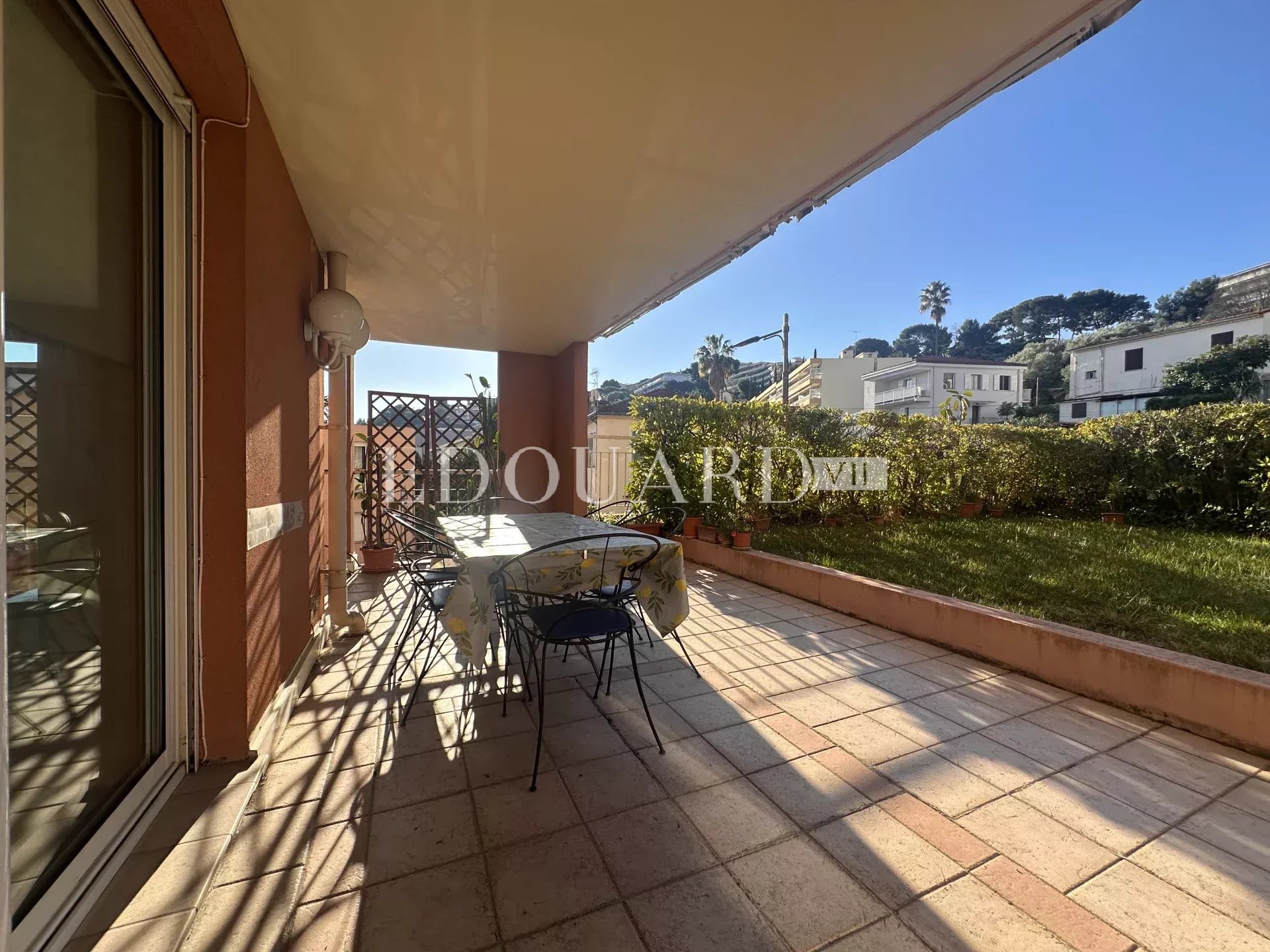 En exclusivité trois pièces traversant avec grande terrasse couverte et vaste jardin