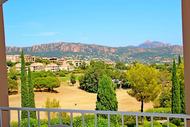 AGAY CAP ESTEREL LE HAMEAU 3 PIECES PREMIER ETAGE. ACCES FACILE. PARKING