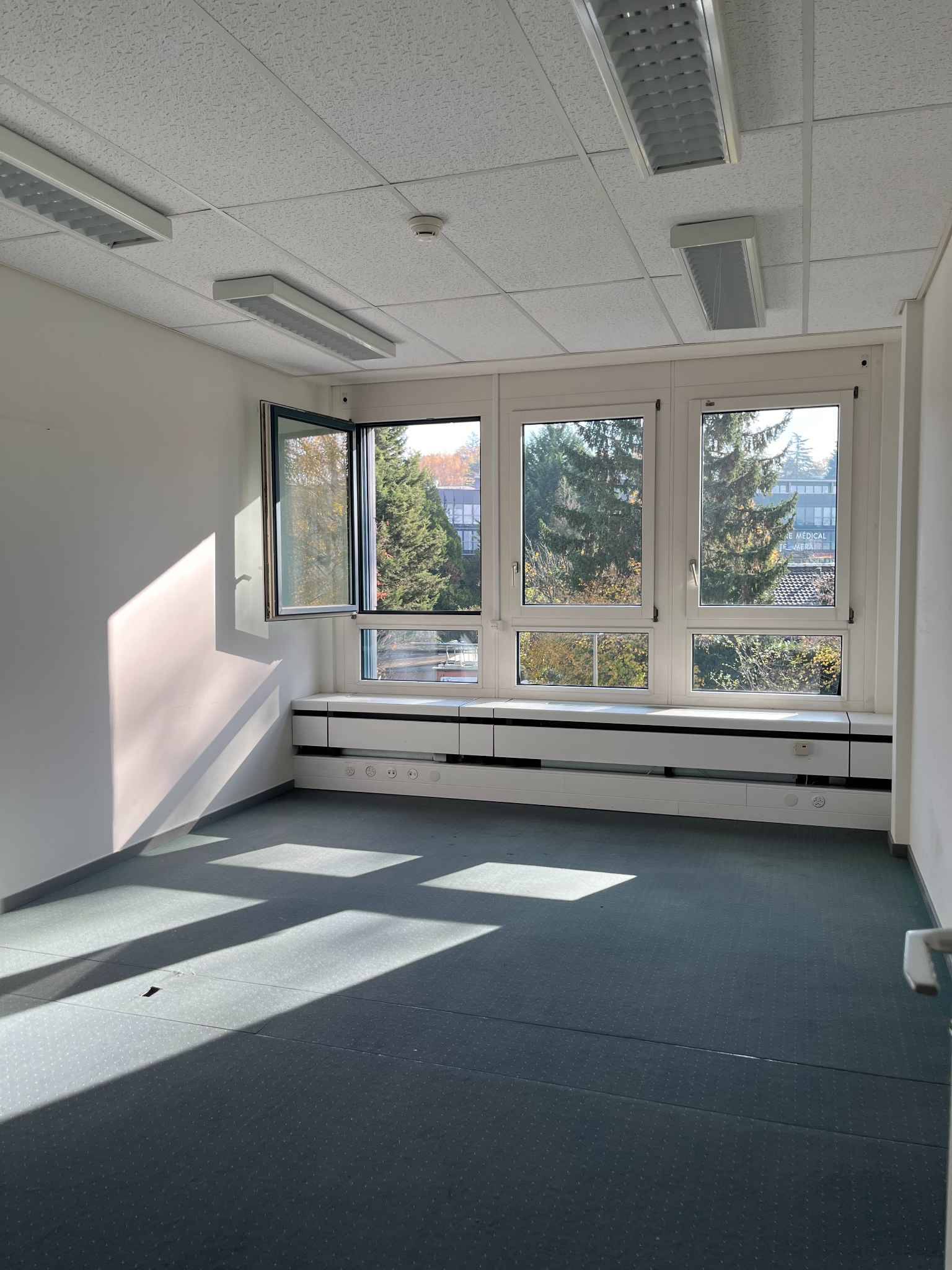 Bureaux de 273m2 lumineux à proximité de l'aéroport et de la Place des Nations