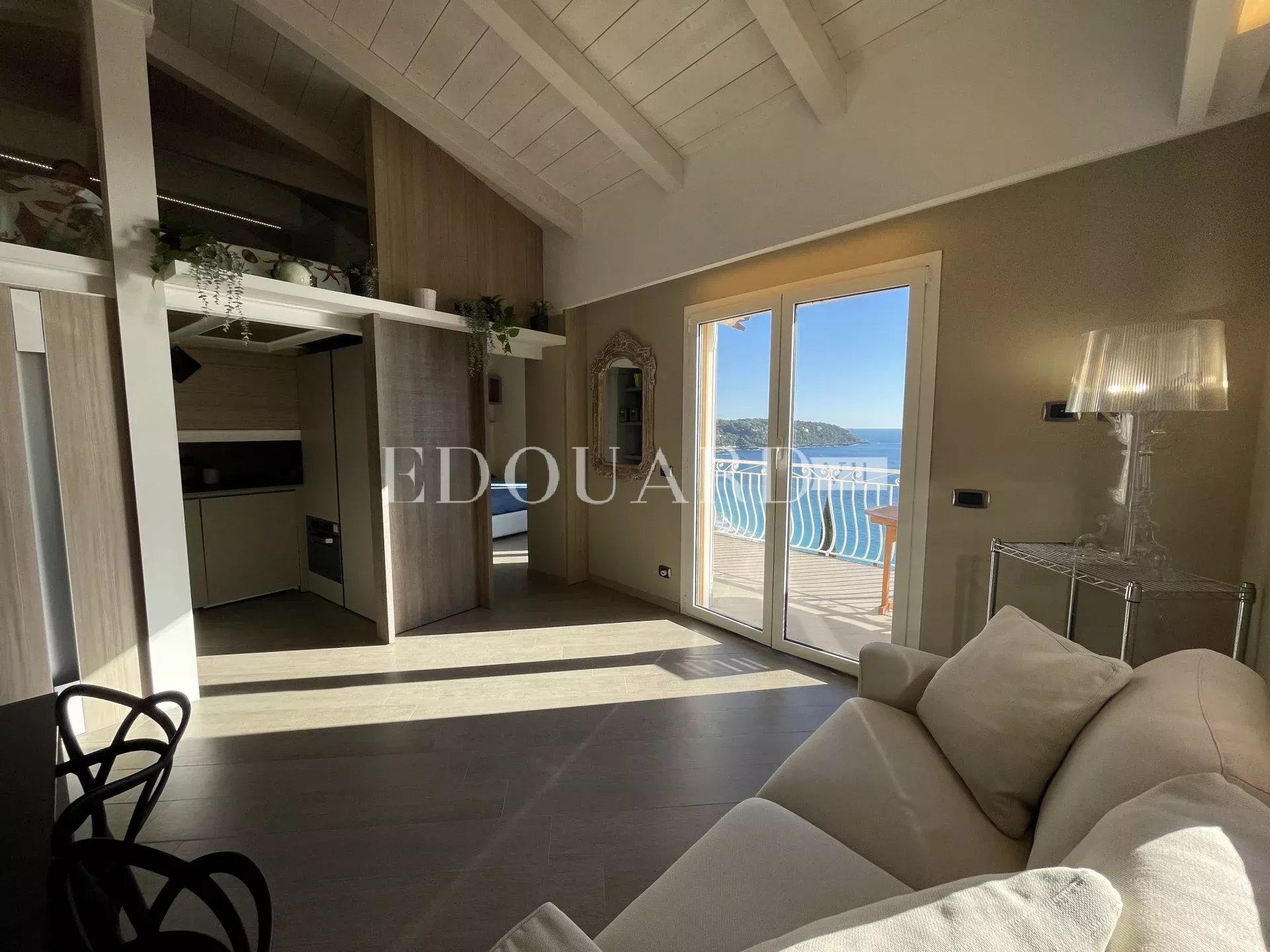En exclusivité trois pièces avec spacieuse terrasse, magnifique vue mer panoramique et parking