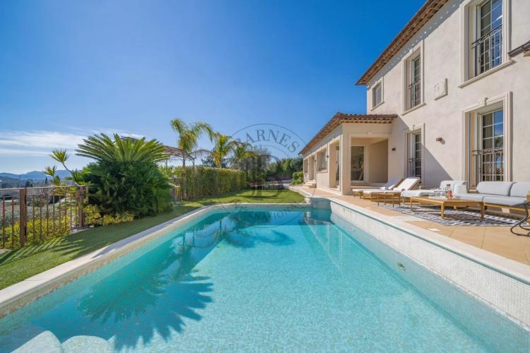 MOUGINS - VILLA NÉO-PROVENÇALE - VUE PANORAMIQUE