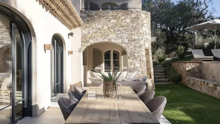Élégante Villa Tropezienne au Cœur des Salins avec Piscine Chauffée