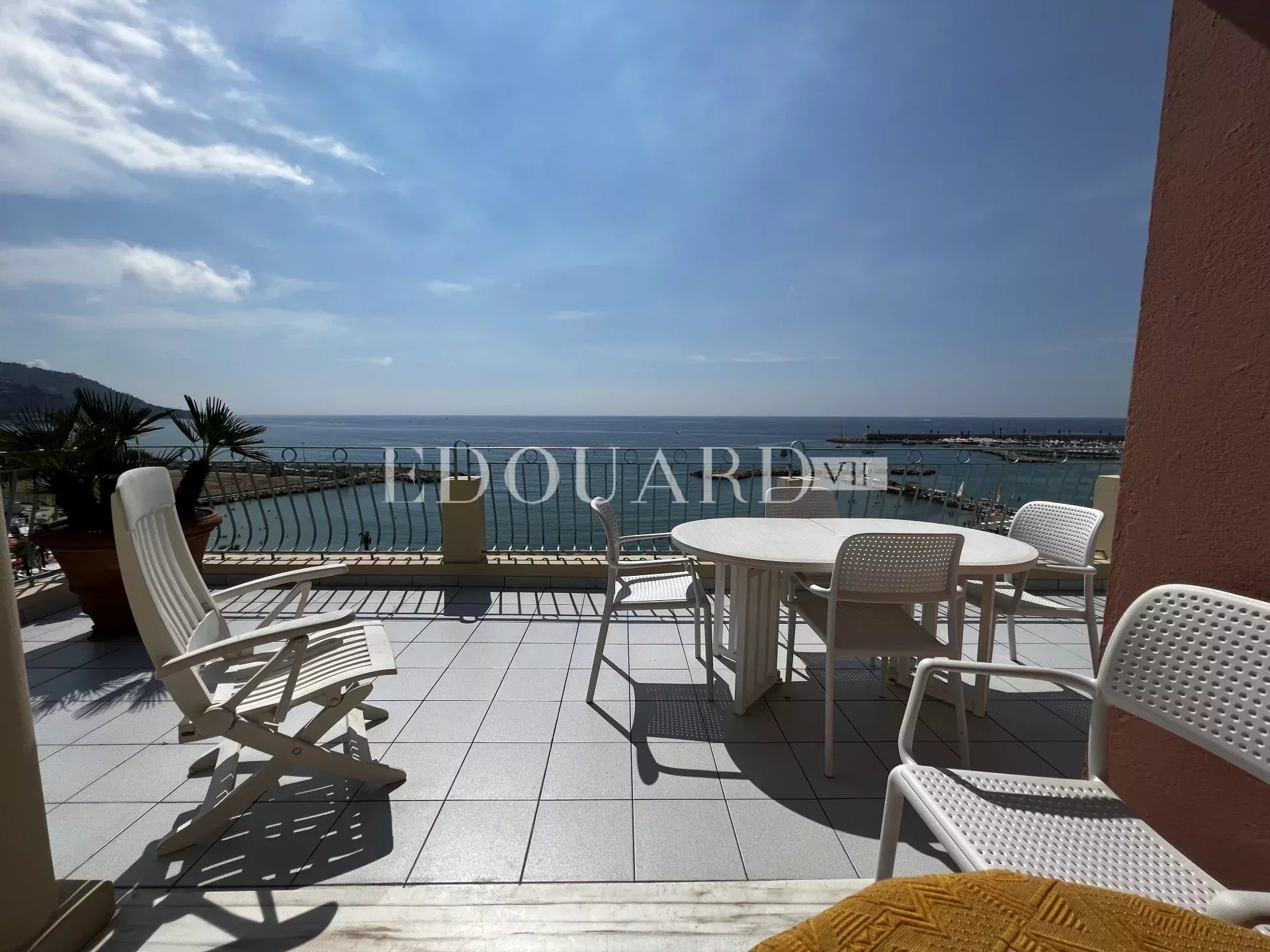 Penthouse avec spectaculaire terrasse et superbe vue mer, au dernier étage d’un splendide immeuble d’époque