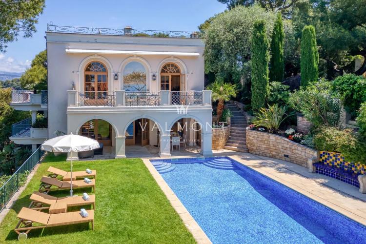 ELEGANTE VILLA AVEC UNE VUE IMPRENABLE SUR LA MER