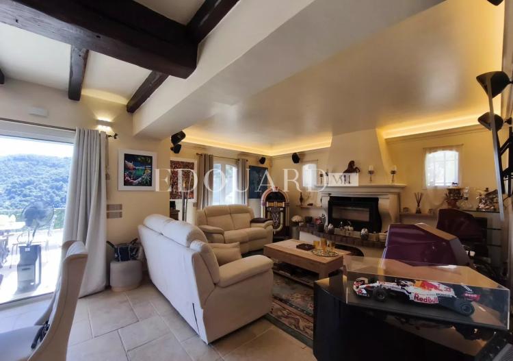 Splendide propriété de 300 m² en excellent état avec home cinéma, superbe piscine et pool house