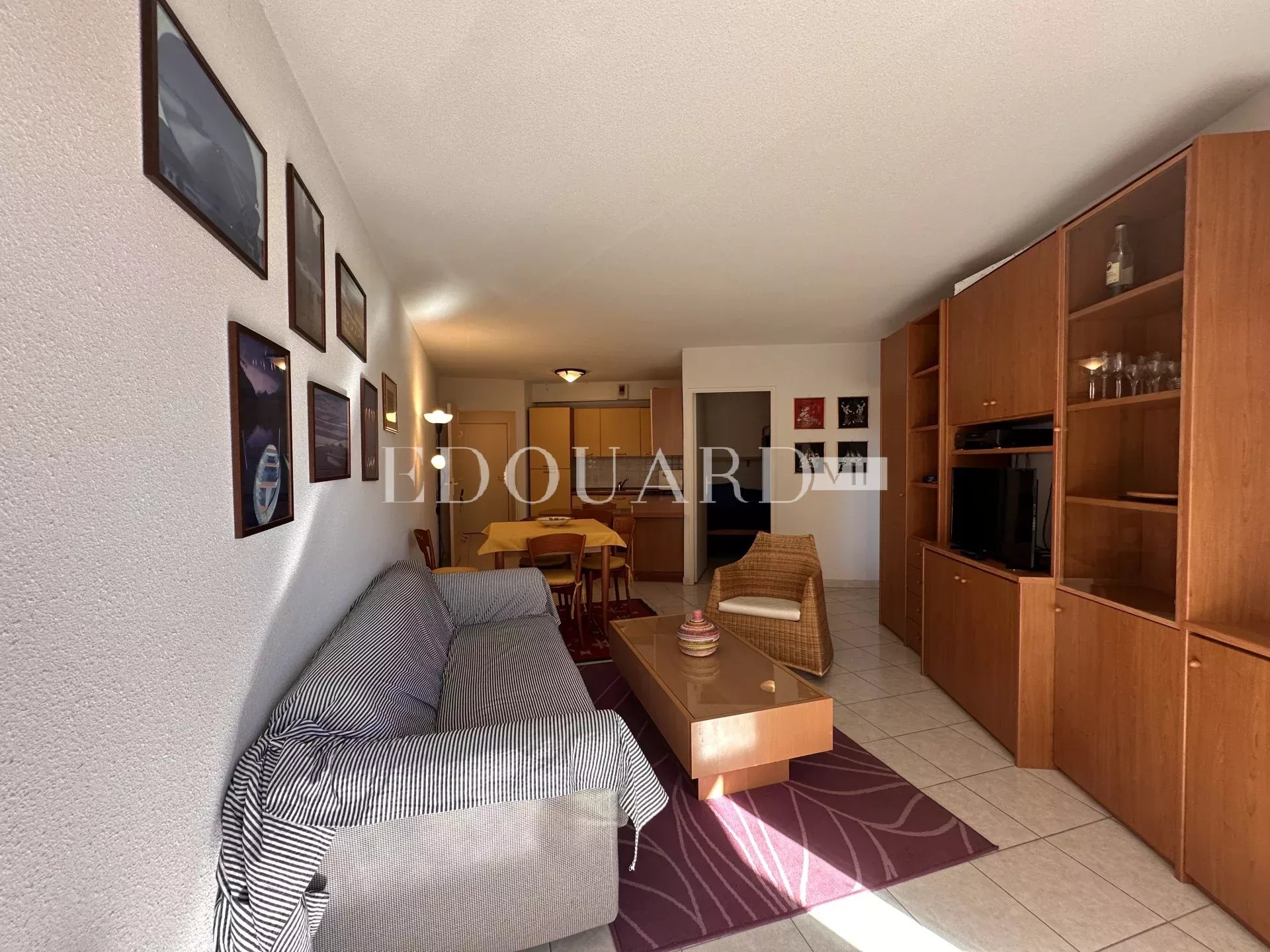 En exclusivité beau deux pièces en parfait état avec spacieux balcon, jolie échappée mer et garage
