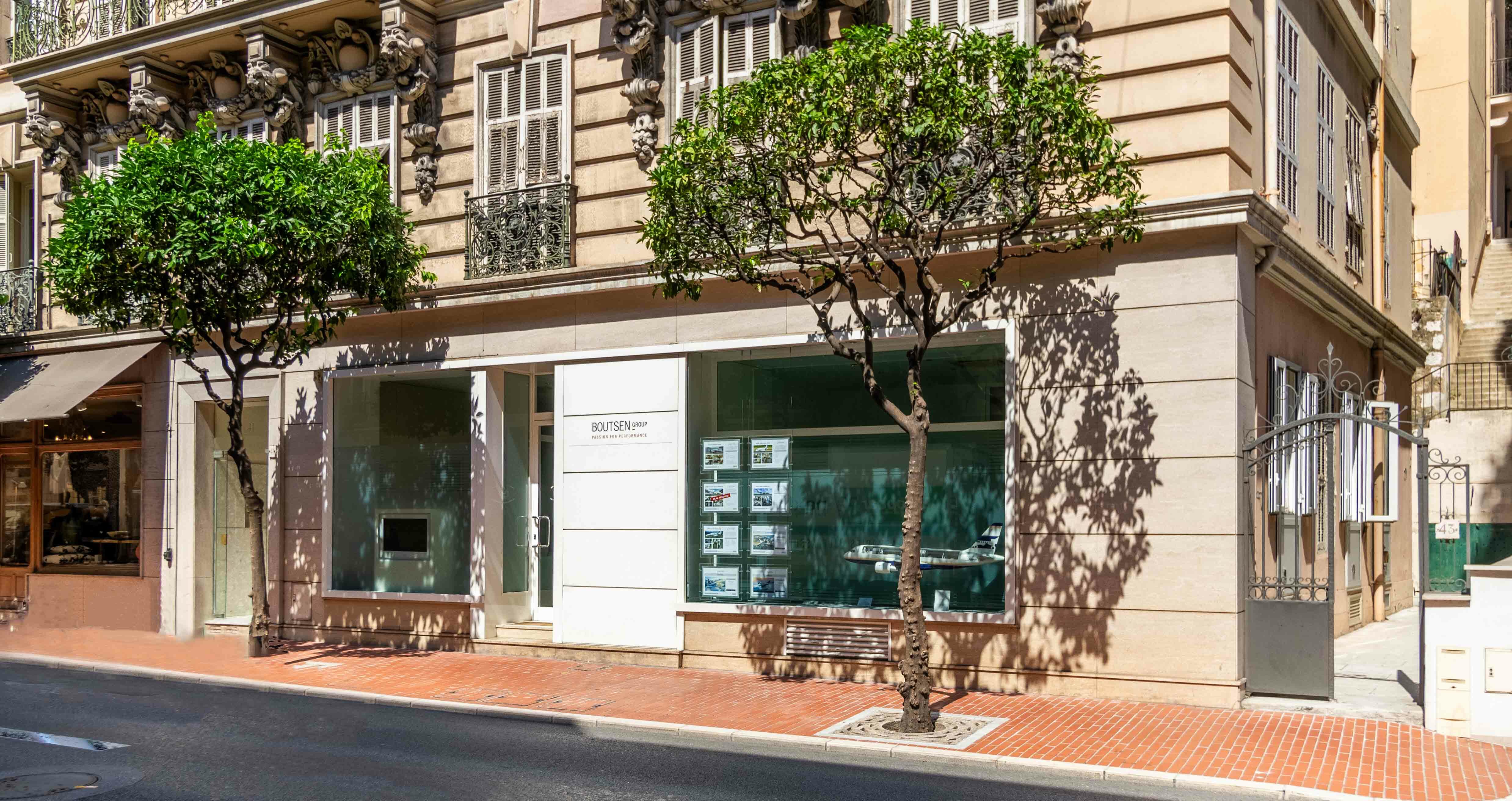Rue Grimaldi: Murs Commerciaux avec Grandes Vitrines