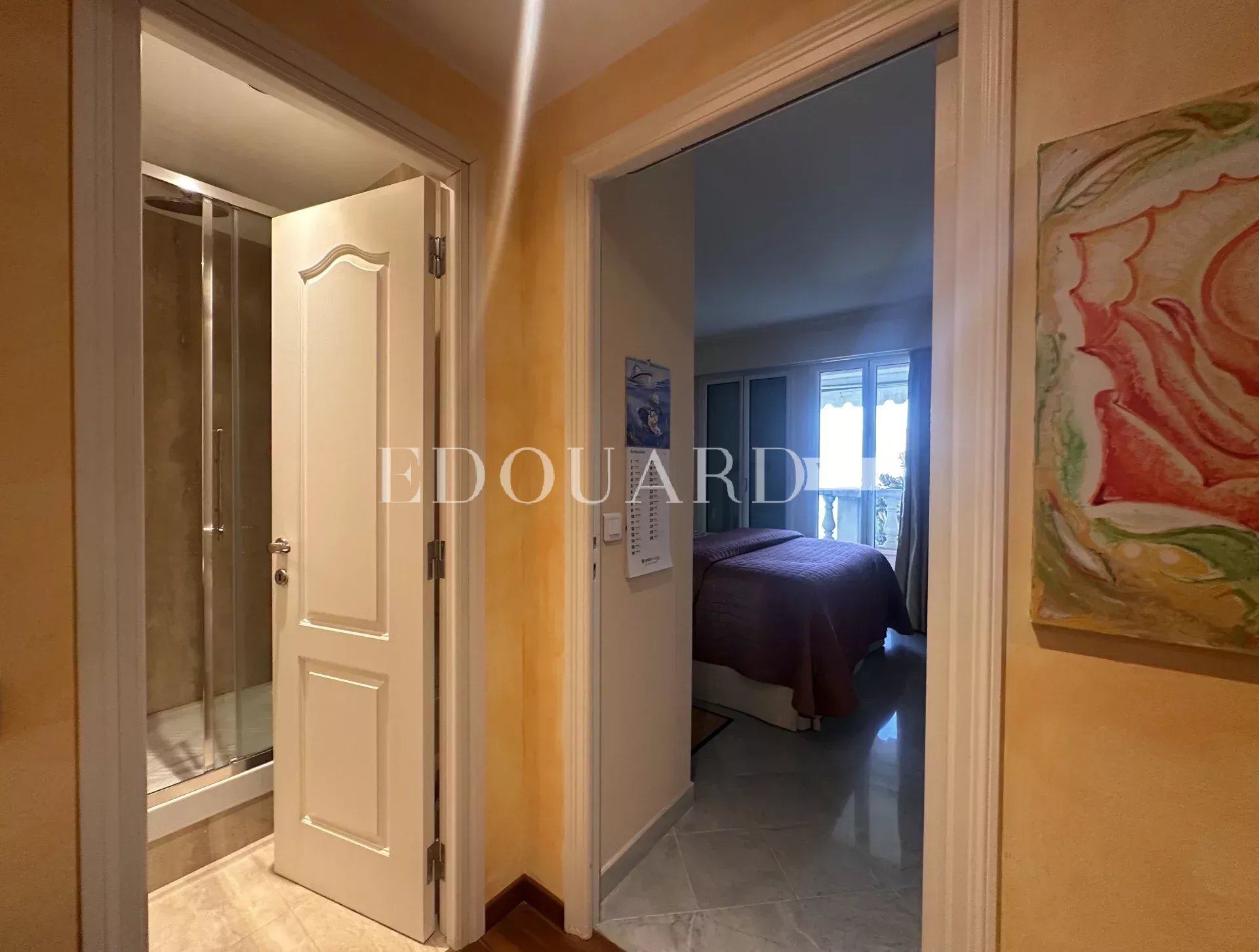 Dans résidence de luxe, deux pièces avec terrasse, balcon, belle vue mer,  cave et parking en sous-sol