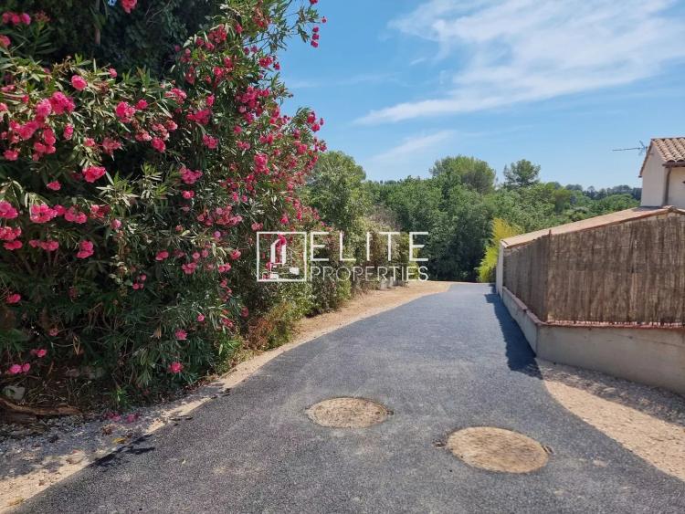 TERRAIN CONSTRUCTIBLE 1570m² AU CALME PEYMEINADE