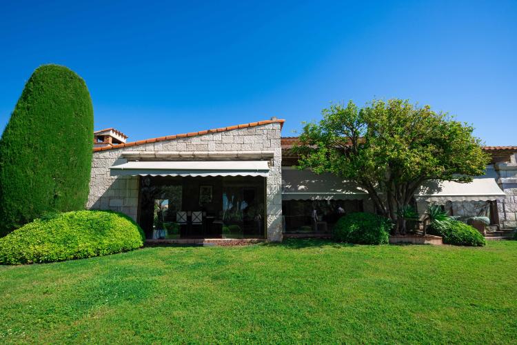 CHARMANTE MAISON PROVENÇALE AVEC PISCINE ET JARDIN