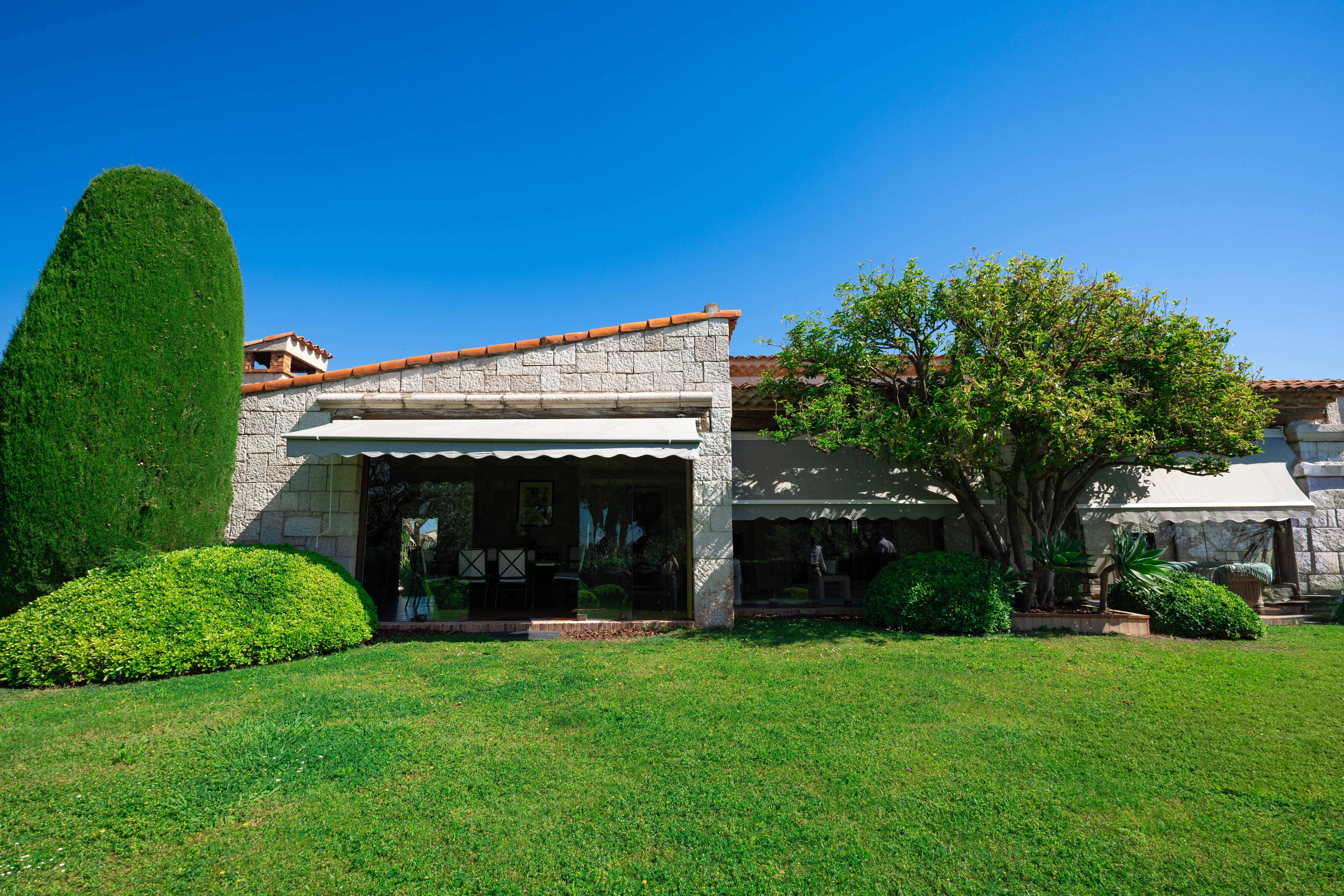 CHARMANTE MAISON PROVENÇALE AVEC PISCINE ET JARDIN