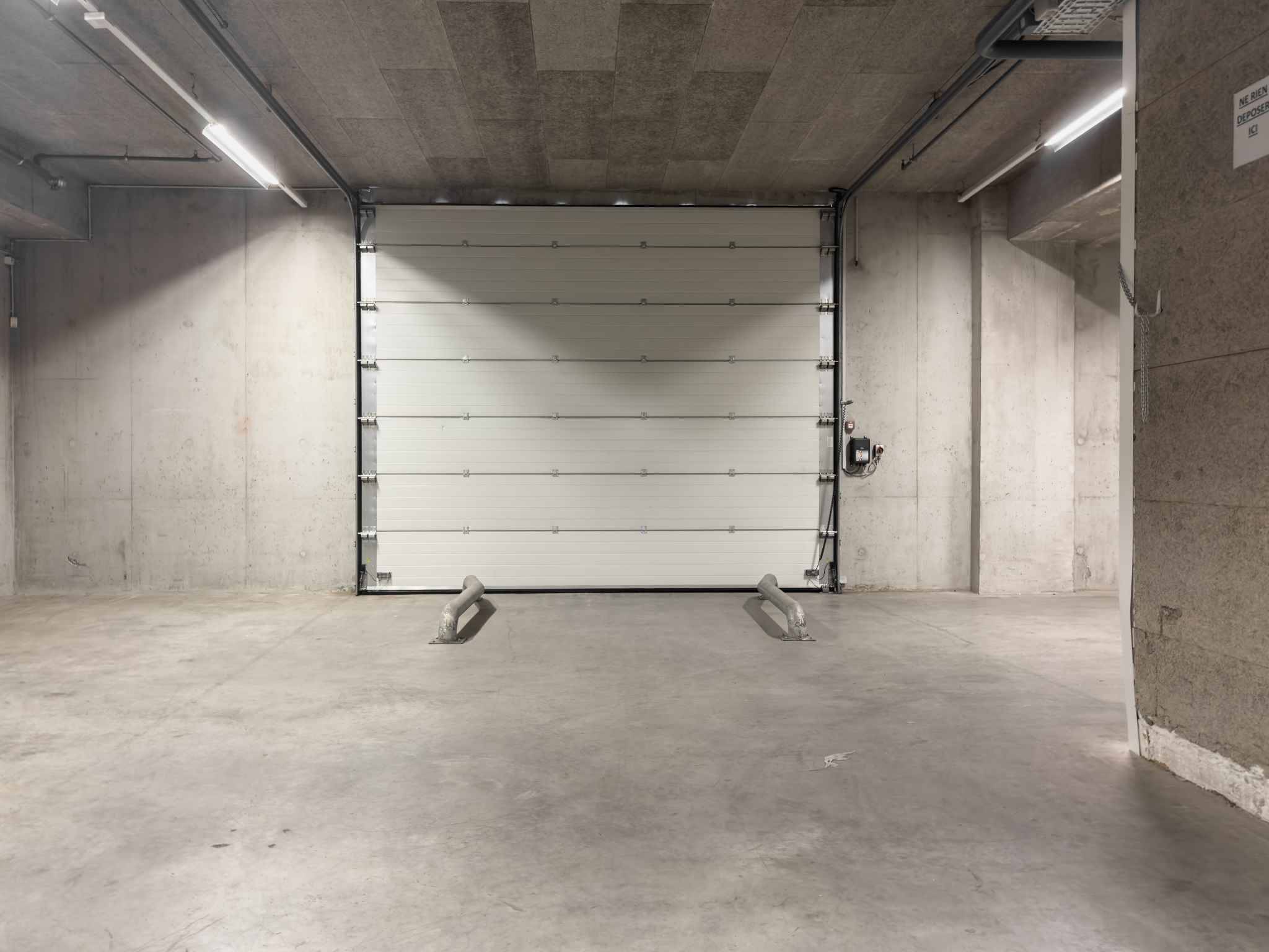 Dépôt Logistique -aménagé de racks - accès quais de Déchargement