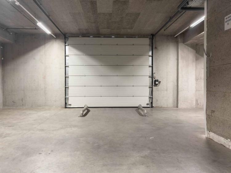 Dépôt Logistique -aménagé de racks - accès quais de Déchargement
