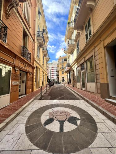 SOUS OFFRE ACCEPTÉE- MONTE CARLO - IMMEUBLE BOURGEOIS SOUS LOI - 4  PIECES