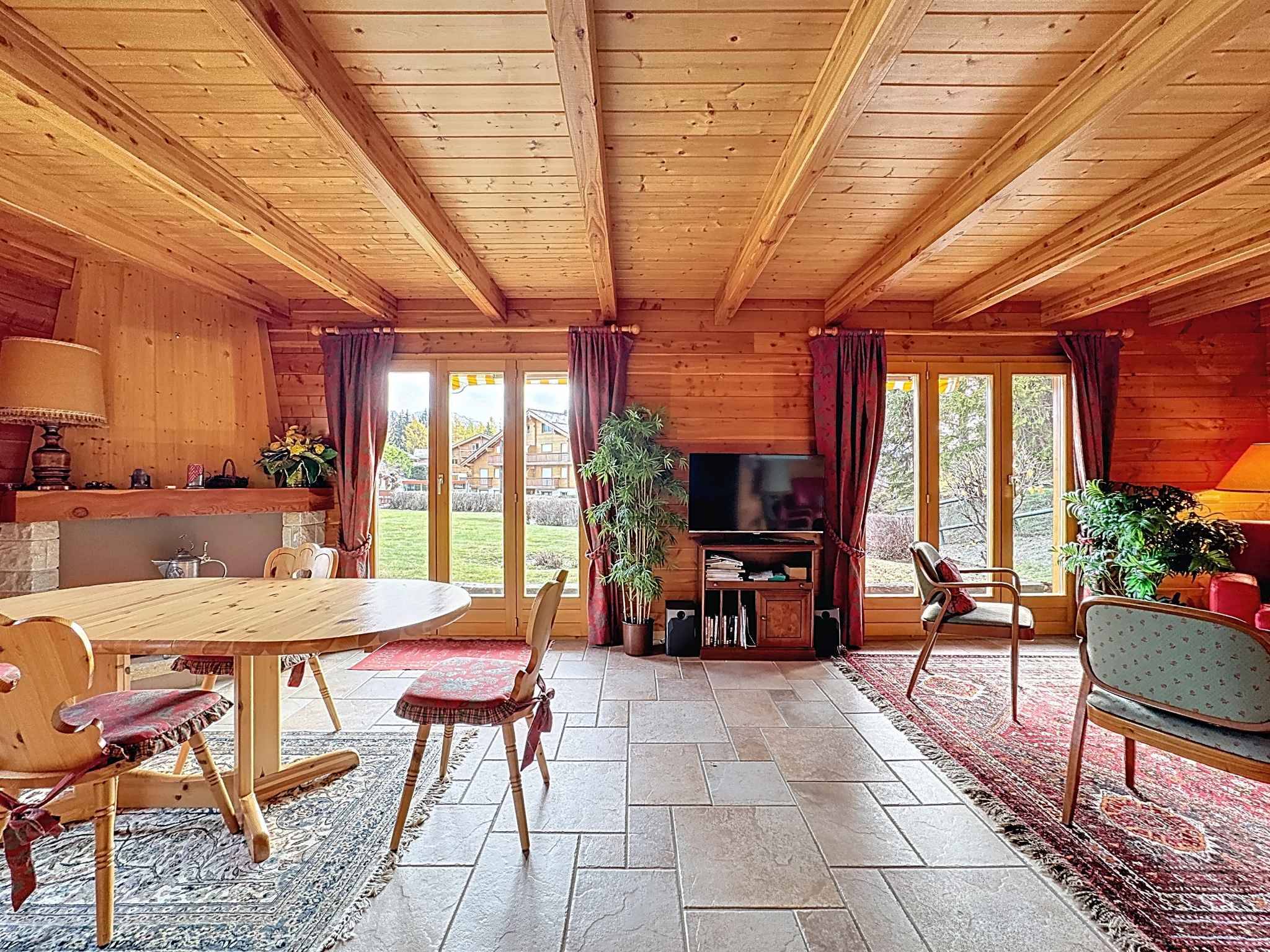 Domaine avec 2 chalets individuels reliés par les sous-sols