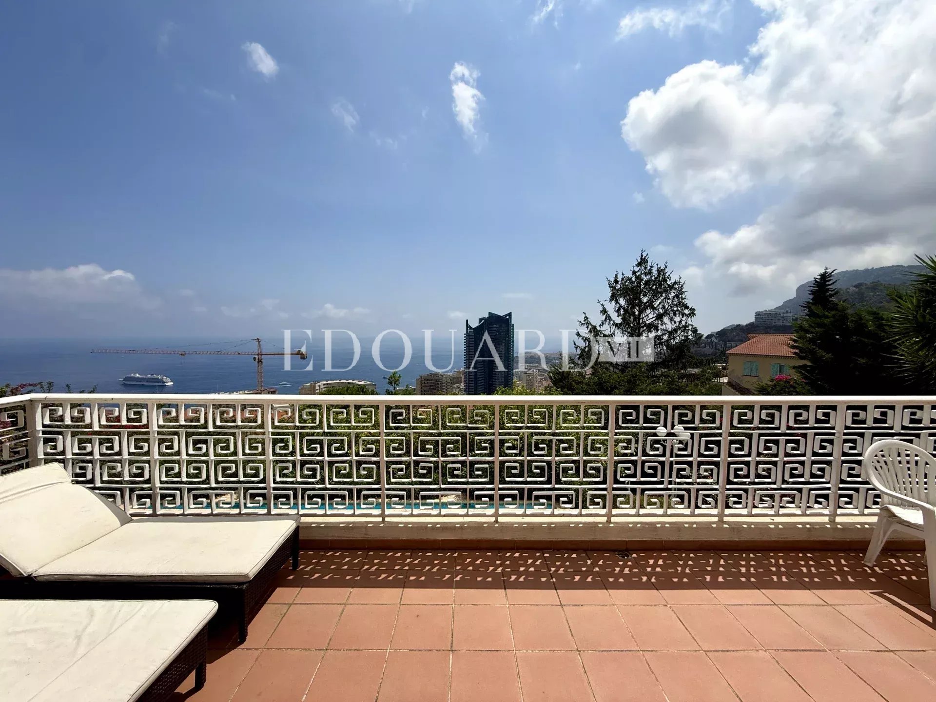Dans un domaine privé et sécurisé, à vendre villa de prestige avec vue panoramique sur la Principauté de Monaco
