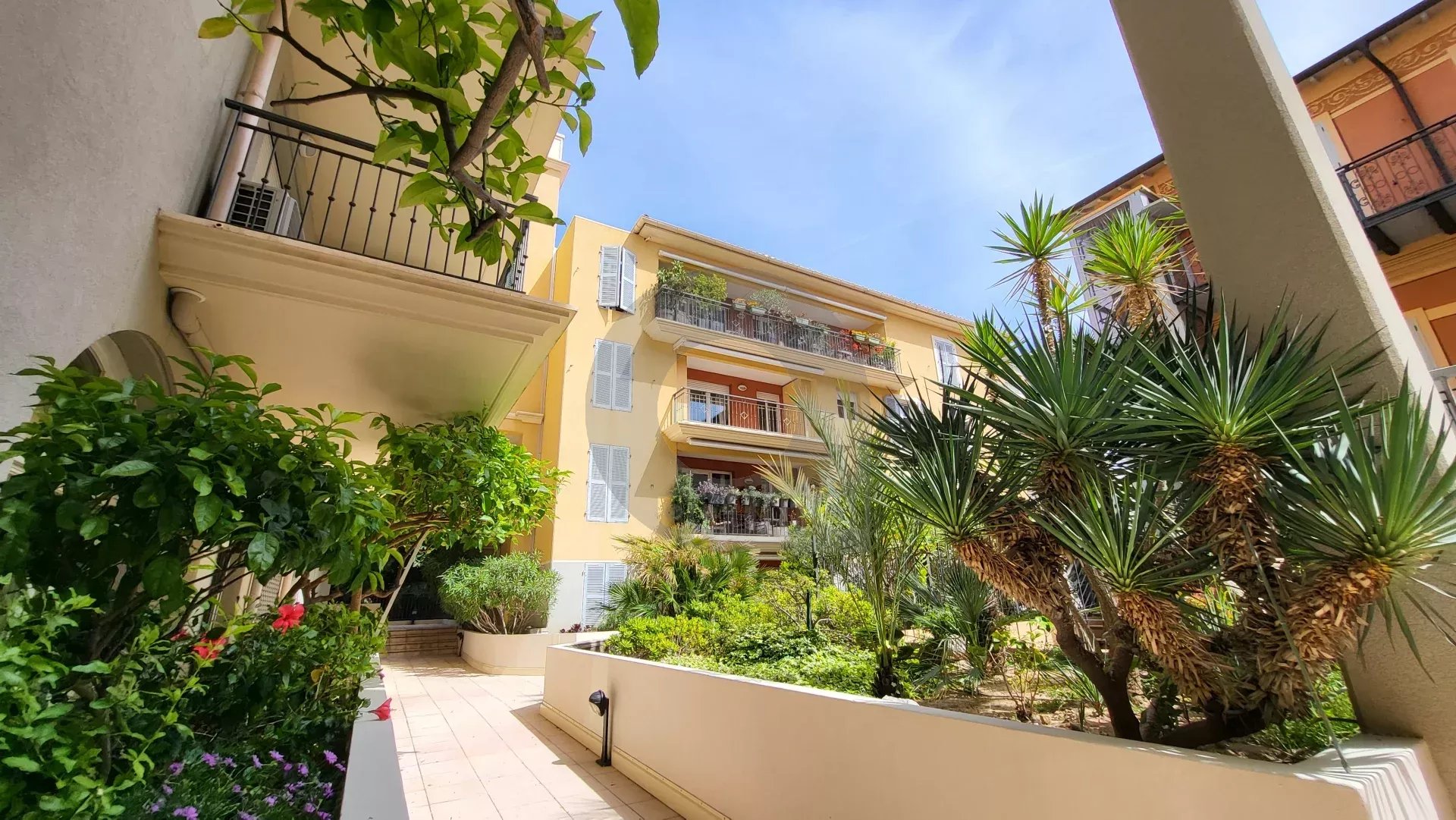 Menton centre ville -  Appartement 2 Pièces - terrasse et parking