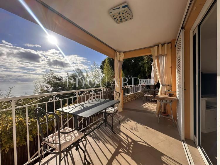 En exclusivité trois pièces avec vaste terrasse, belle vue mer panoramique et parking privatif