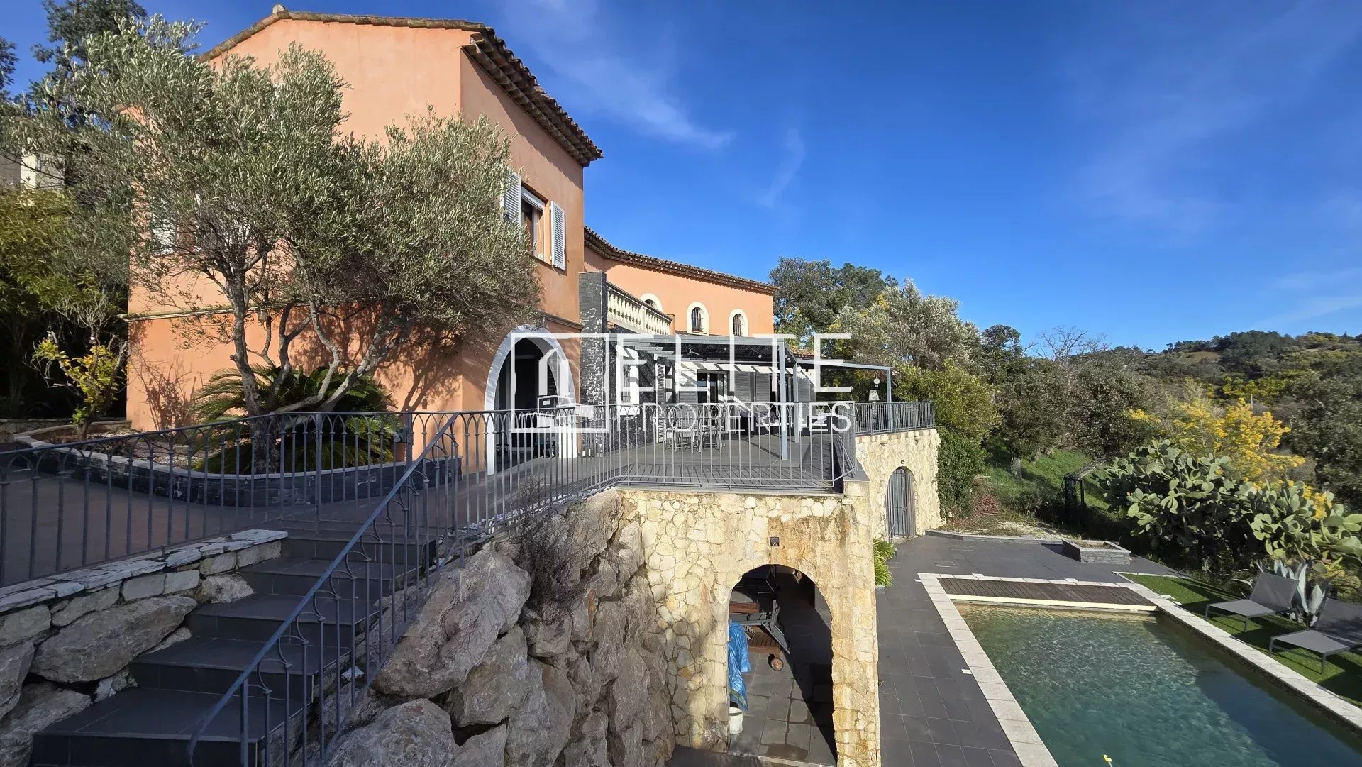 MAISON 6 PIÈCES 218 m² + PISCINE & GARAGE – TANNERON
