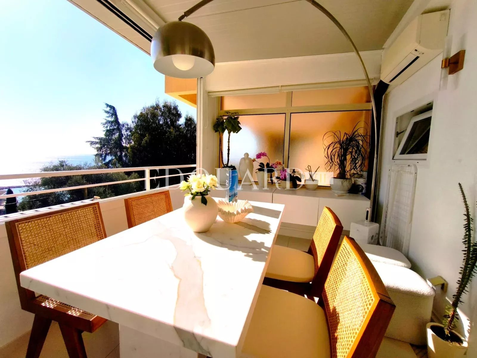Deux pièces à vendre au dernier étage d'un prestigieux immeuble au cœur du renommé quartier de Garavan