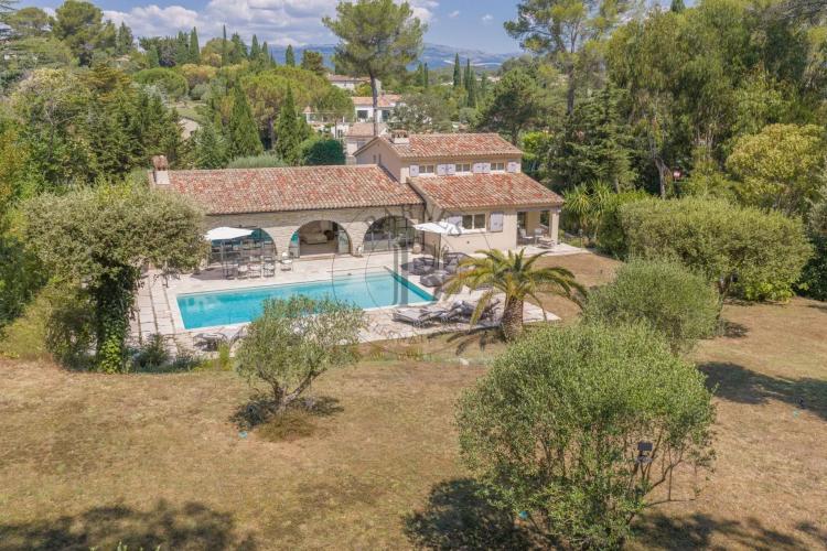 MOUGINS - VILLA DE CHARME - PROCHE DE L'ETANG