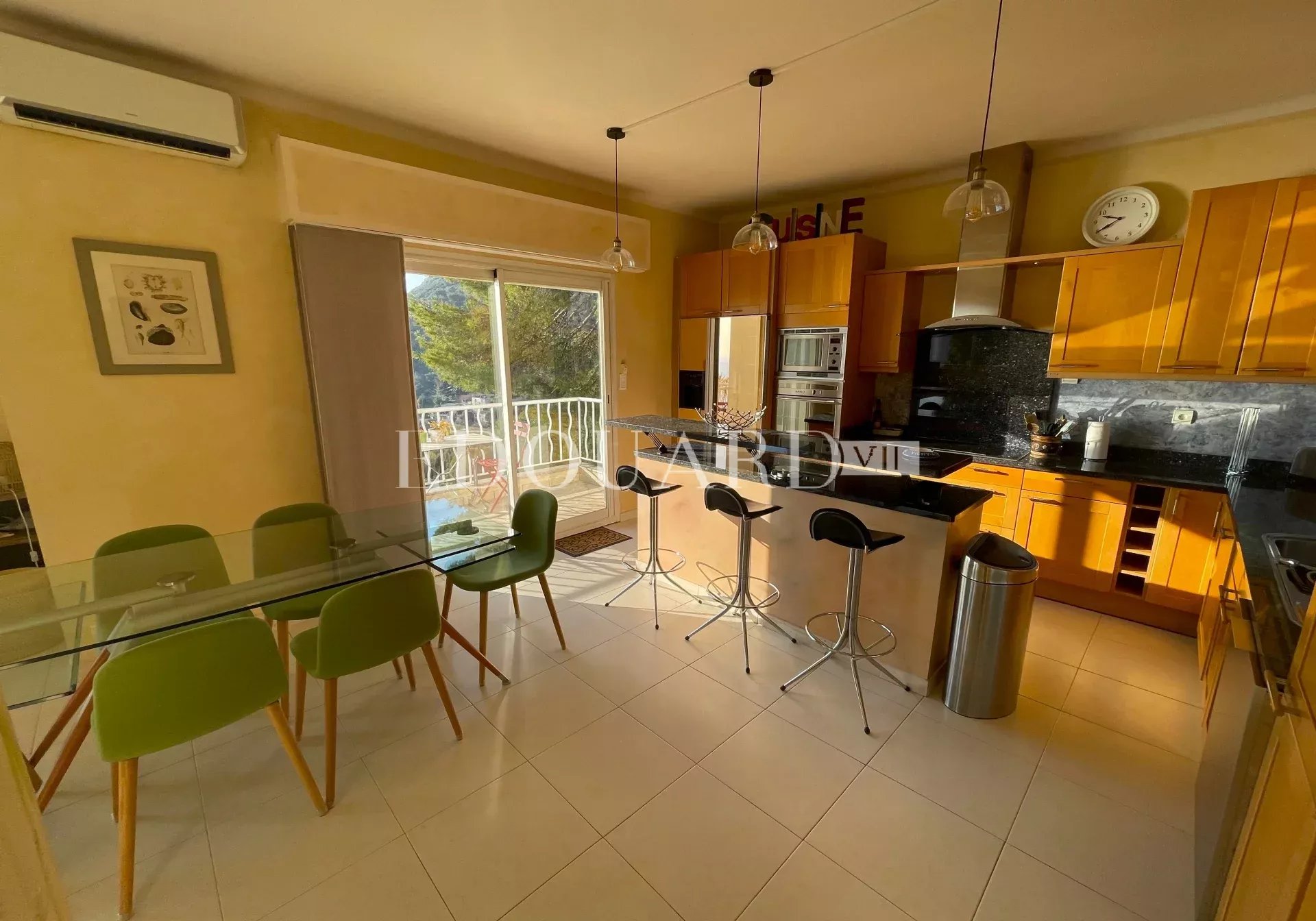 En exclusivité superbe trois pièces de 81 m² avec magnifique vue mer panoramique et parking