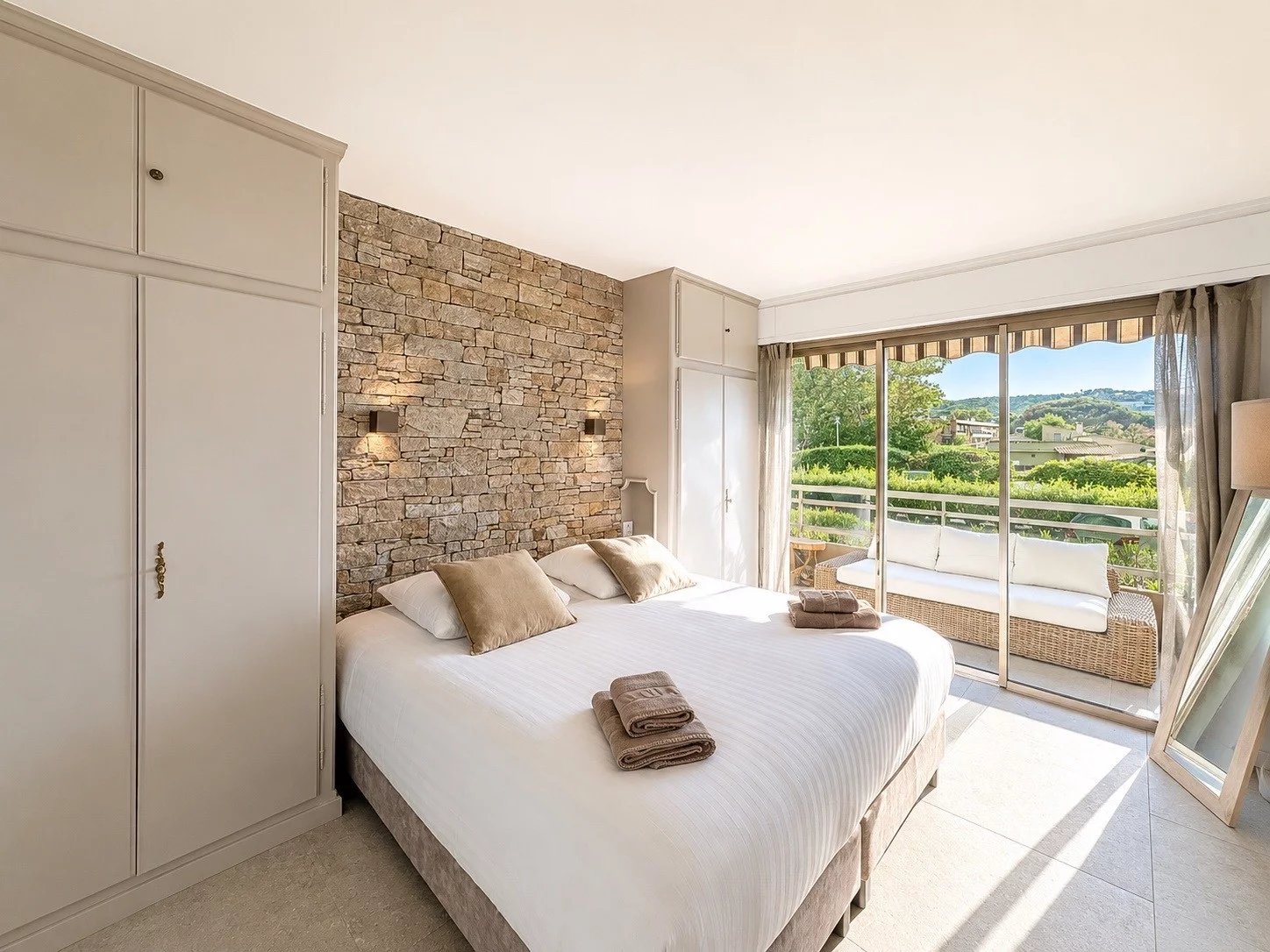 SAINT-TROPEZ — PIEDS DANS L’EAU VUE MER 3 CHAMBRES