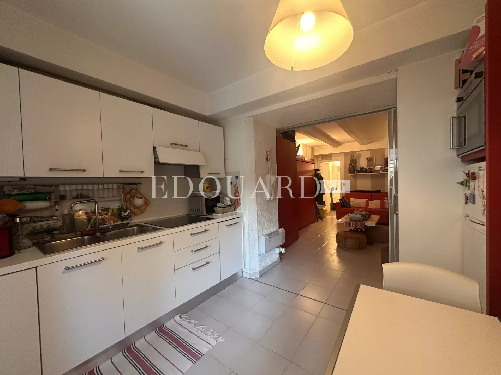 Dans le centre de Menton, à vendre spacieux studio en bon état avec grande terrasse exposée Ouest