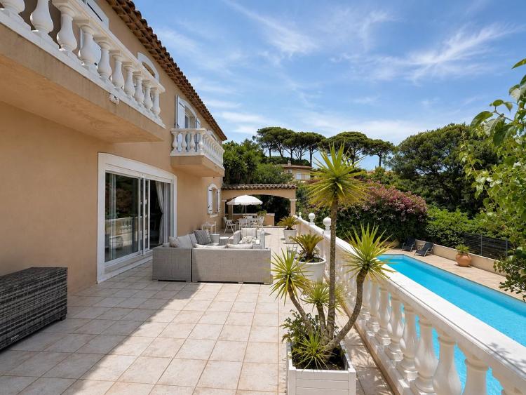 GASSIN – VILLA AVEC VUE MER À QUELQUES MINUTES DE SAINT-TROPEZ