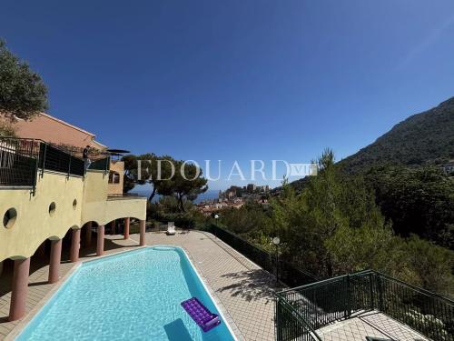 En exclusivité superbe trois pièces avec deux grandes terrasses et parking, limitrophe de la Principauté de Monaco