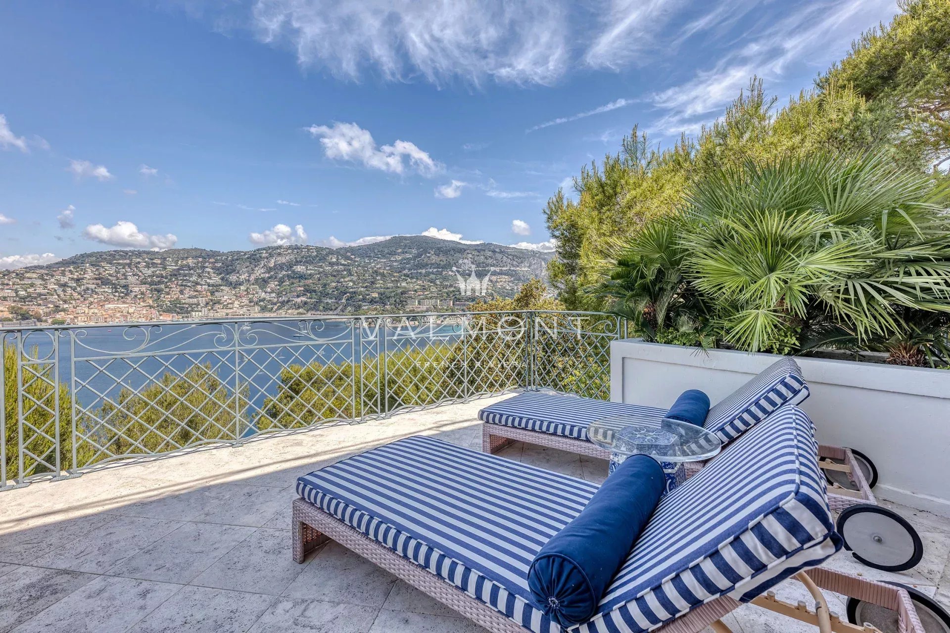 ELEGANTE VILLA AVEC UNE VUE IMPRENABLE SUR LA MER
