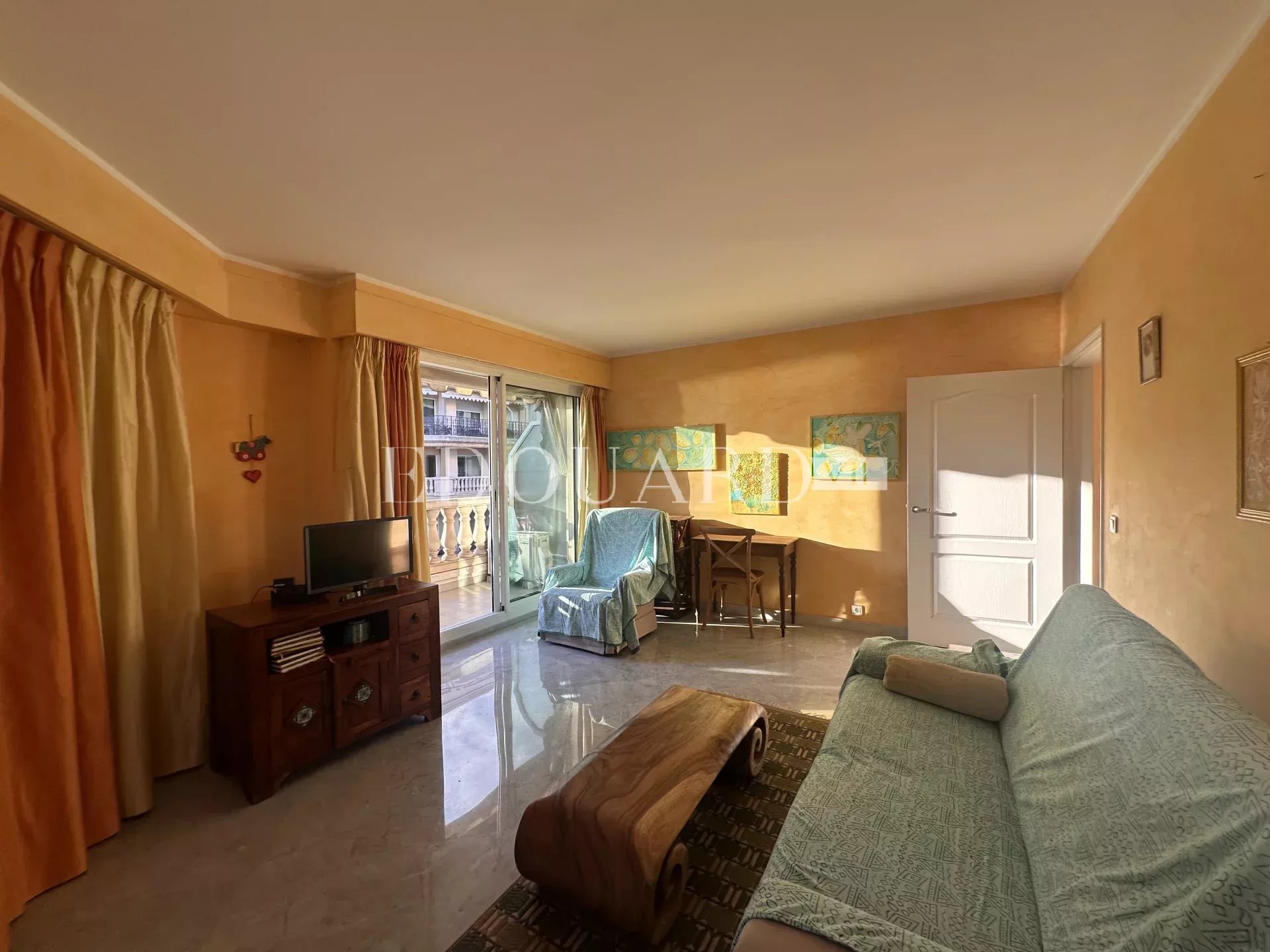 Dans résidence de luxe, deux pièces avec terrasse, balcon, belle vue mer,  cave et parking en sous-sol
