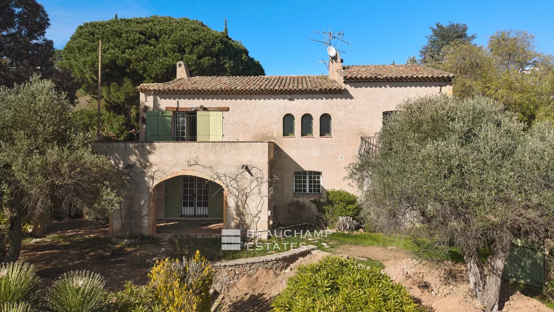 Propriété 5 chambres à rénover avec vue mer panoramique - Cannes - La Croix-des-Gardes