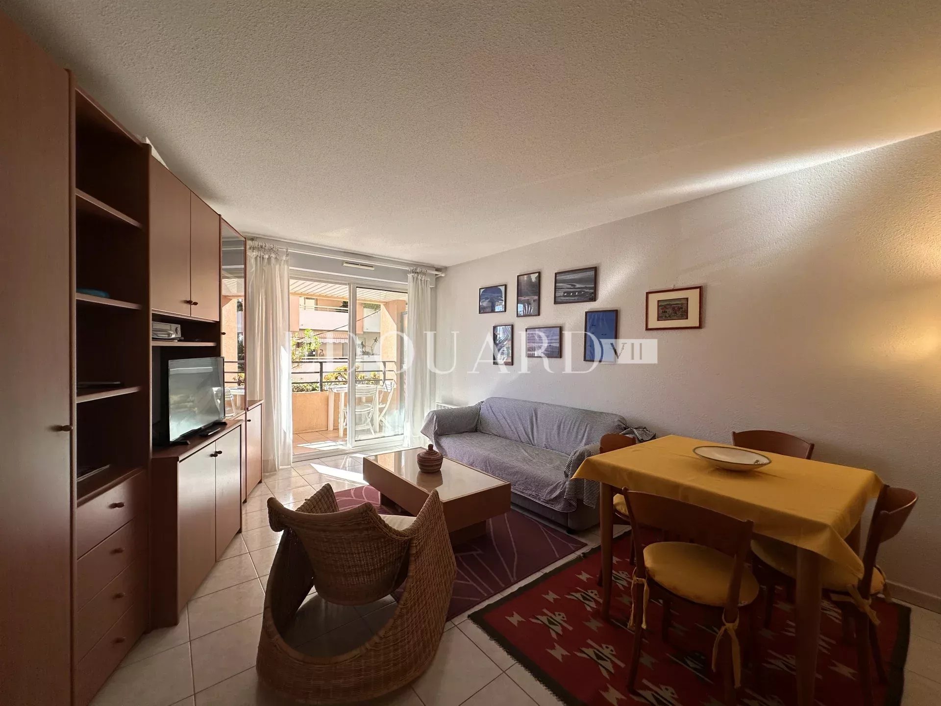 En exclusivité beau deux pièces en parfait état avec spacieux balcon, jolie échappée mer et garage