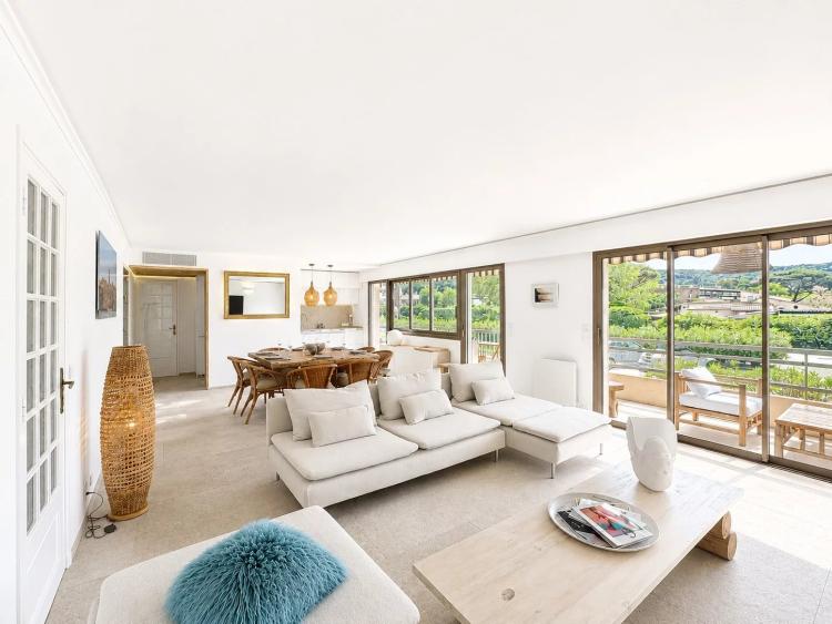 SAINT-TROPEZ — PIEDS DANS L’EAU VUE MER 3 CHAMBRES