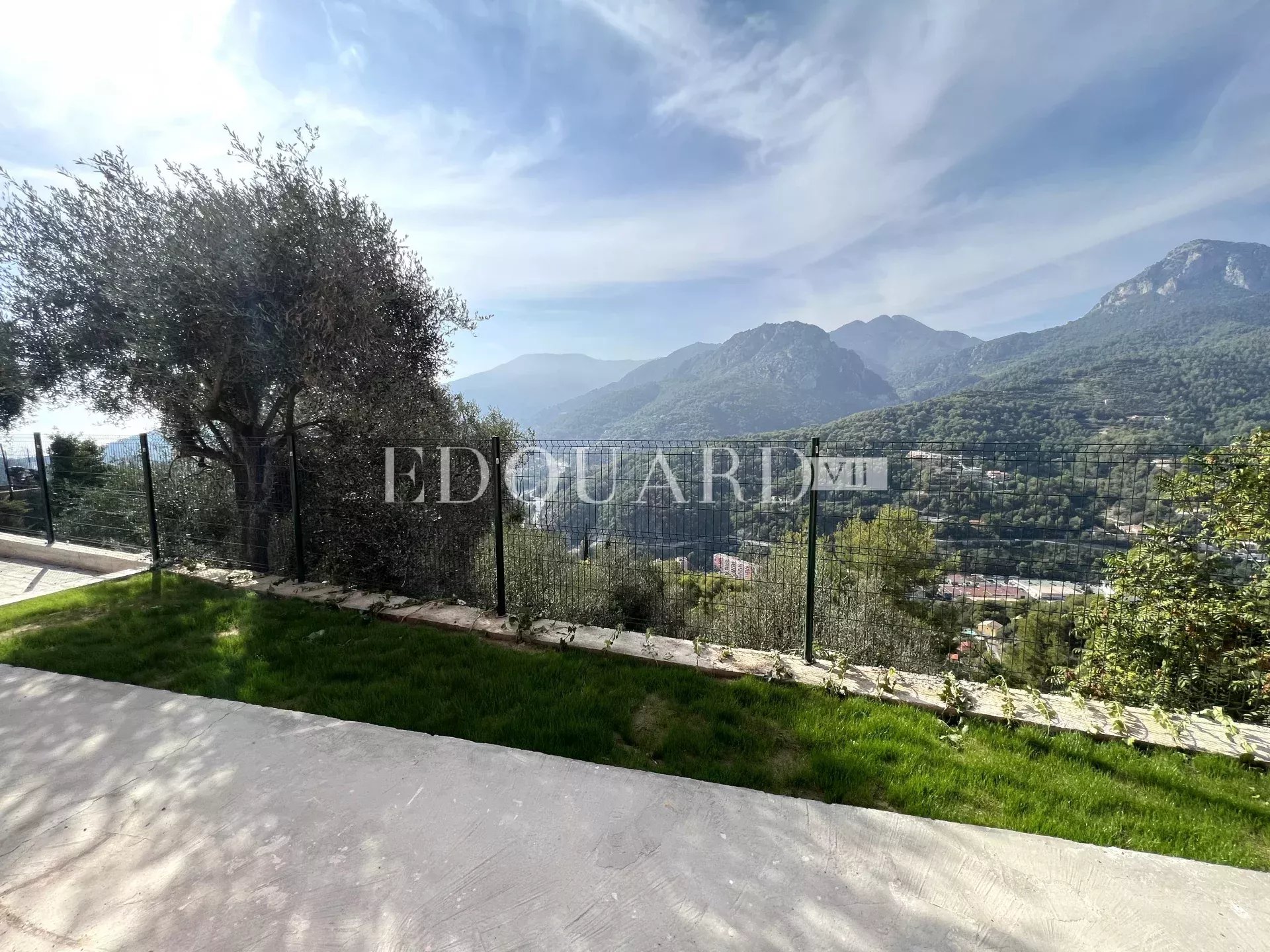 En exclusivité villa en cours de rénovation avec vaste terrain, sur la commune de Castellar