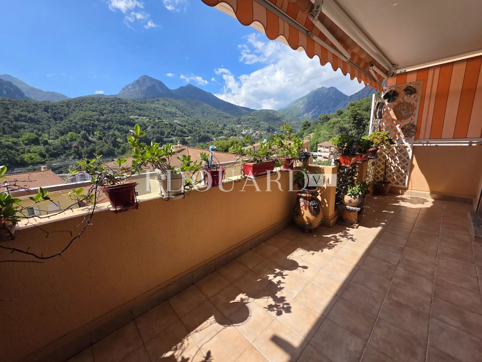 Sur la commune de Menton, en exclusivité trois pièces à vendre avec grande terrasse et garage