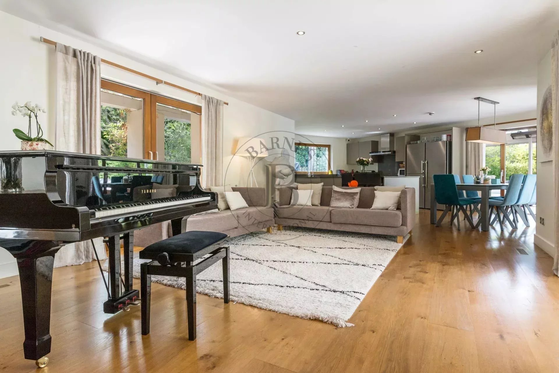 MOUGINS – VILLA PROVENÇALE – DOMAINE SÉCURISÉ