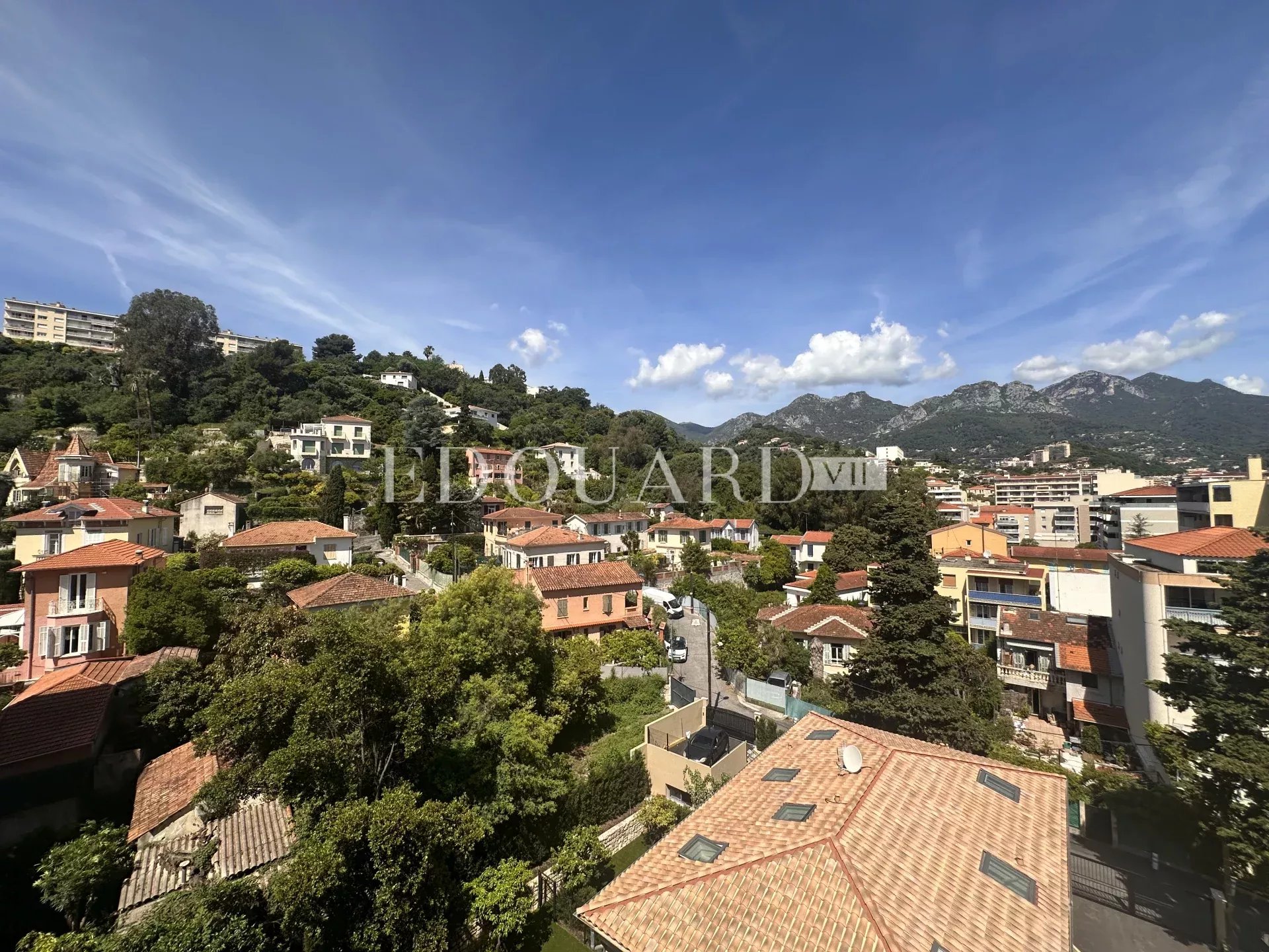 Deux pièces en excellent état avec terrasse et cave, au sixième étage d’un immeuble avec conciergerie, exclusivité
