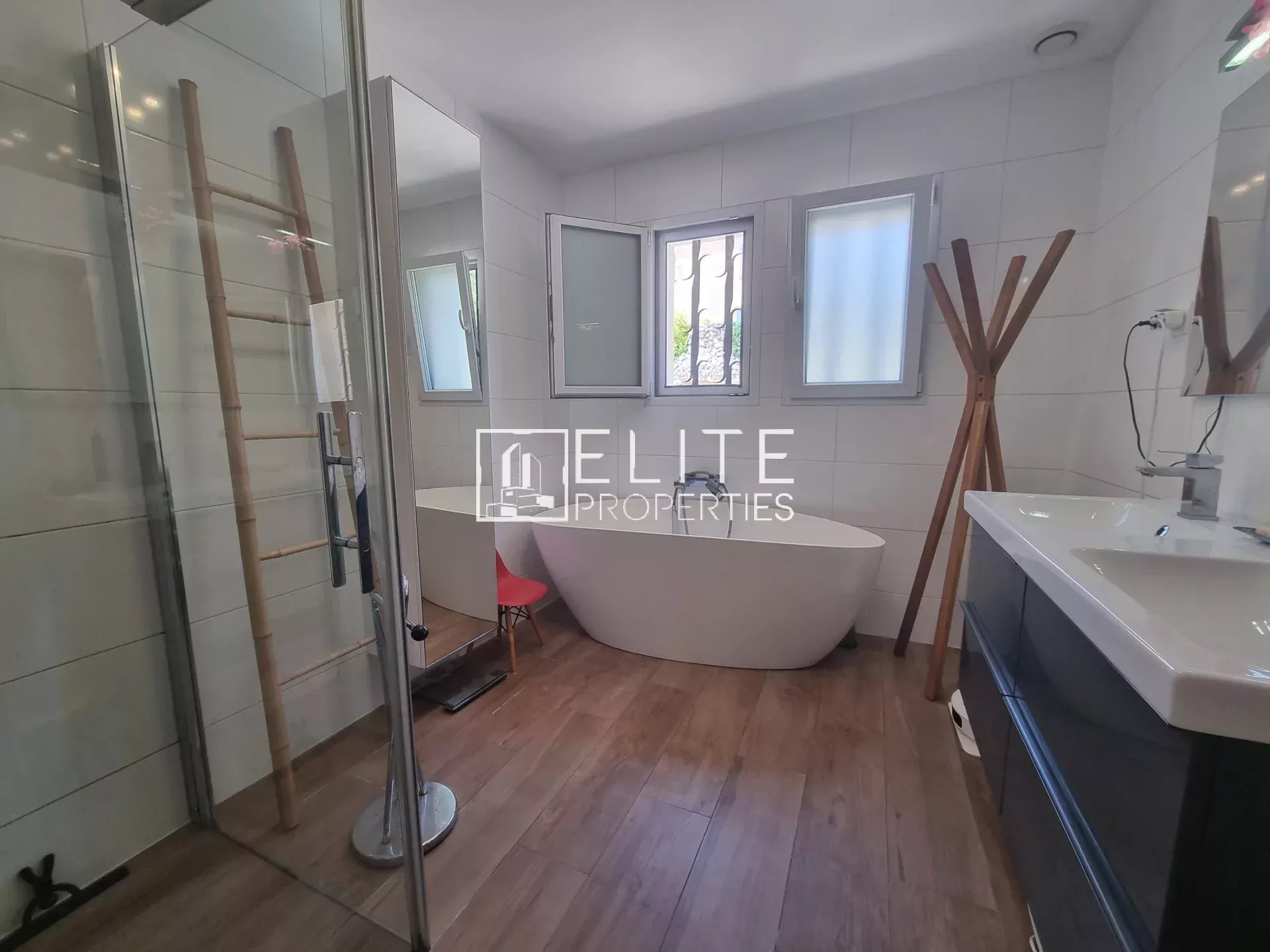 À VENDRE – Maison 5 pièces de plain-pied avec piscine – secteur calme et recherché