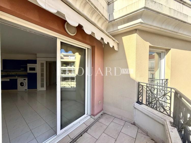 Deux pièces avec terrasse et possibilité parking, dans prestigieux immeuble face aux plages