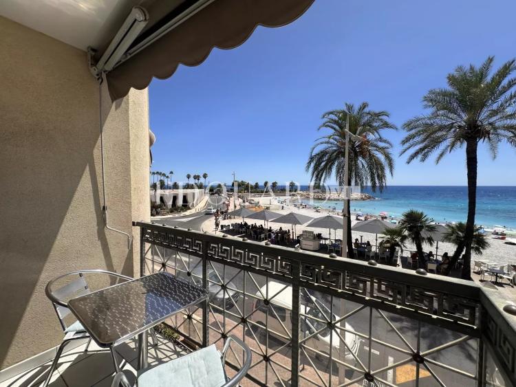 En exclusivité deux pièces à vendre avec terrasse et splendide vue mer, dans immeuble face aux plages
