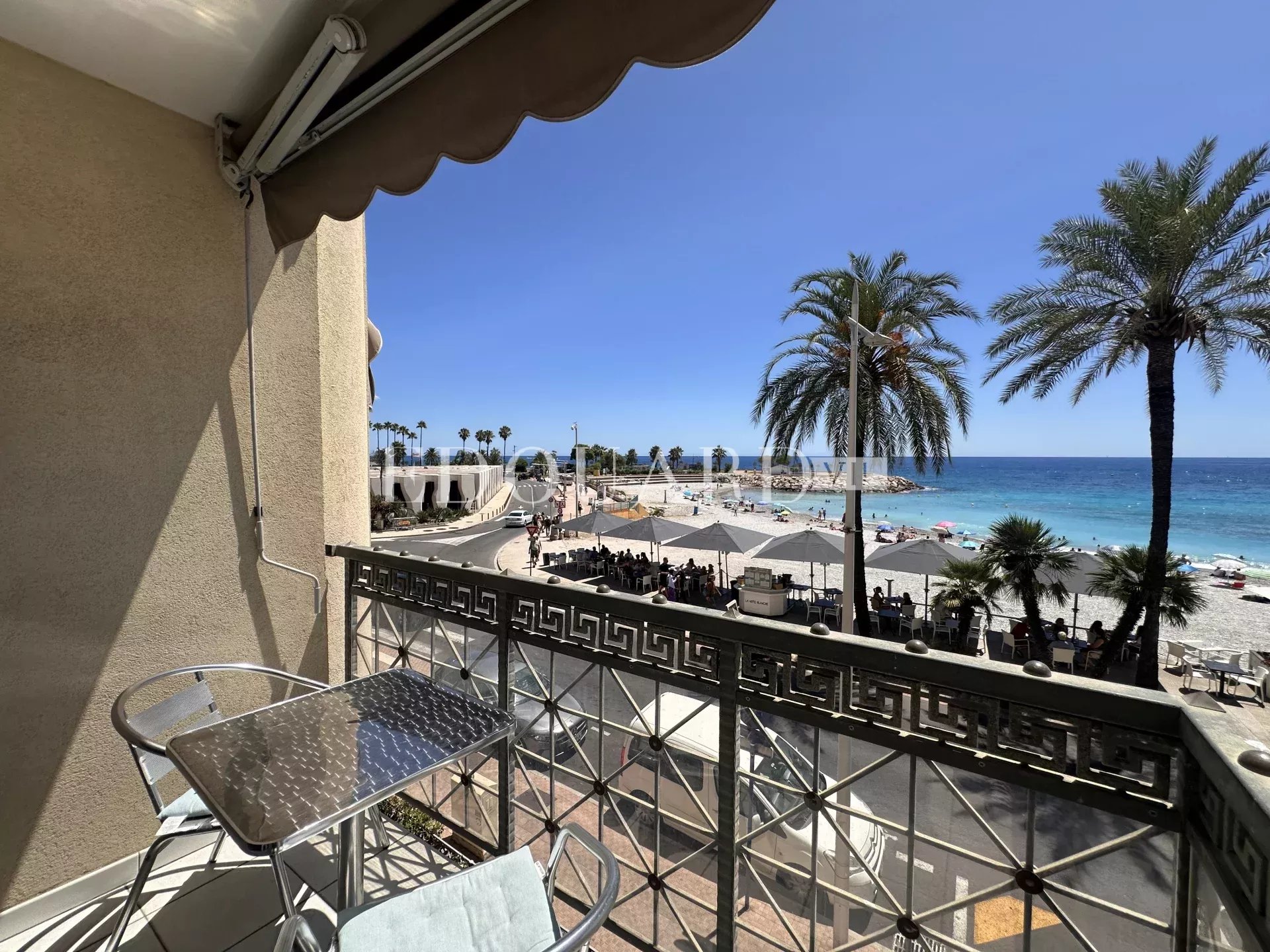 En exclusivité deux pièces à vendre avec terrasse et splendide vue mer, dans immeuble face aux plages