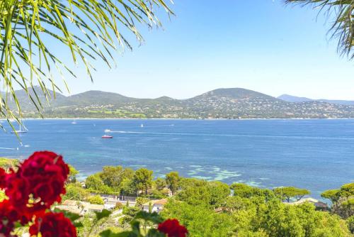 Villa contemporaine avec vue mer panoramique proche de Saint-Tropez