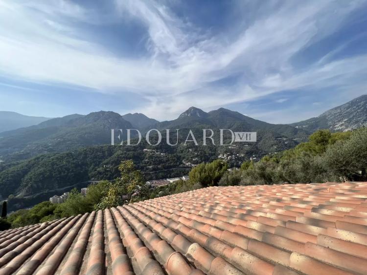 Villa en cours de rénovation avec vaste terrain, spacieuse terrasse, double garage et parking. Exclusivité