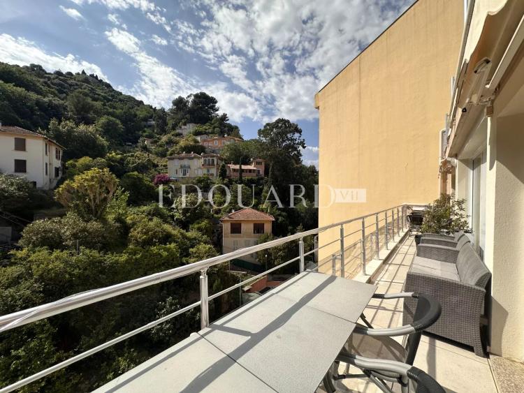 En exclusivité splendide quatre pièces avec terrasse et parking, sur l'entier avant dernier étage d’un immeuble récent