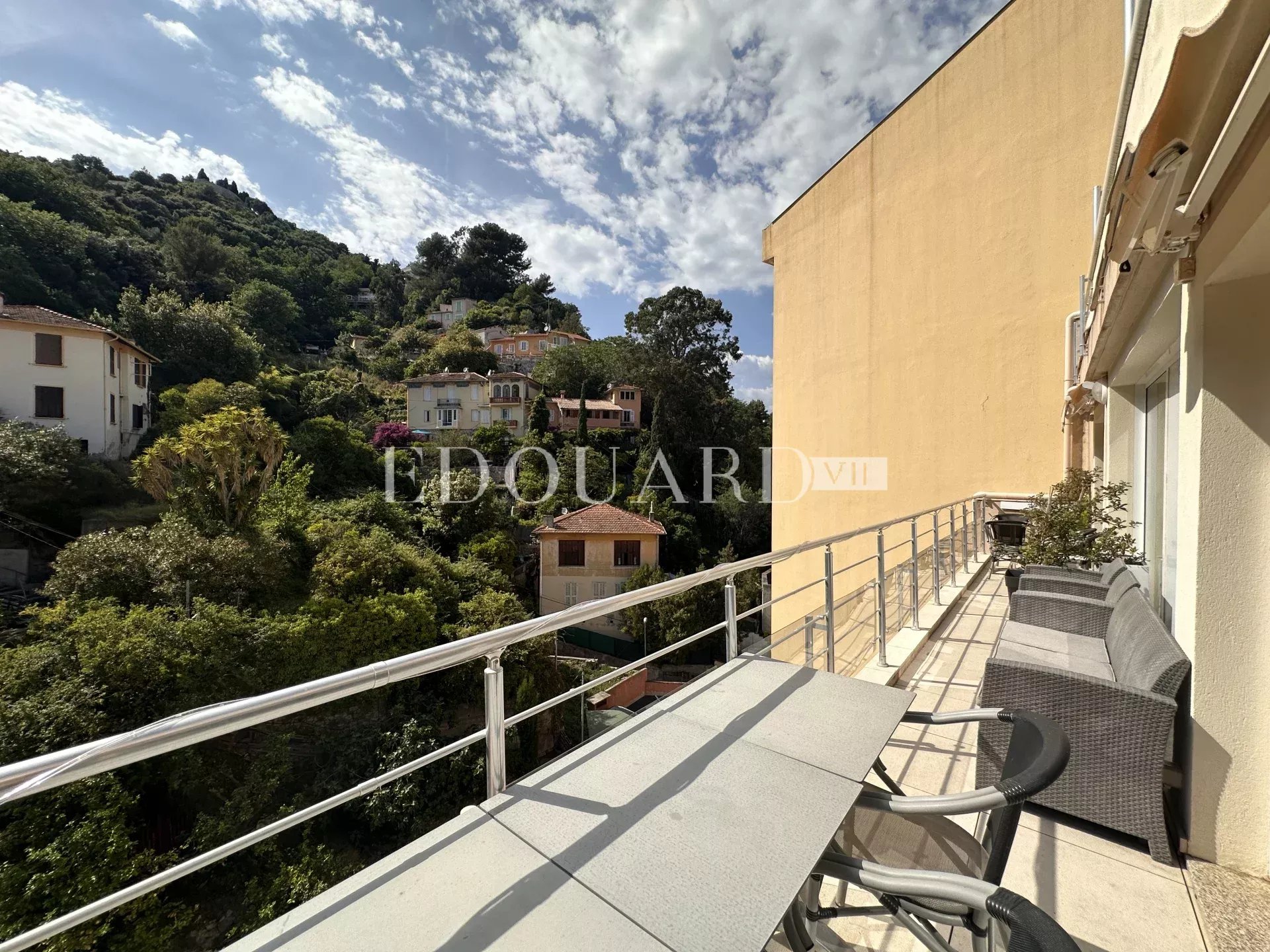 En exclusivité splendide quatre pièces avec terrasse et parking, sur l'entier avant dernier étage d’un immeuble récent